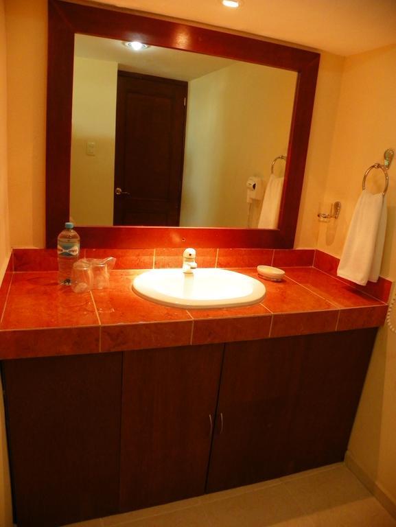 Hotel El Marques Merida Bagian luar foto