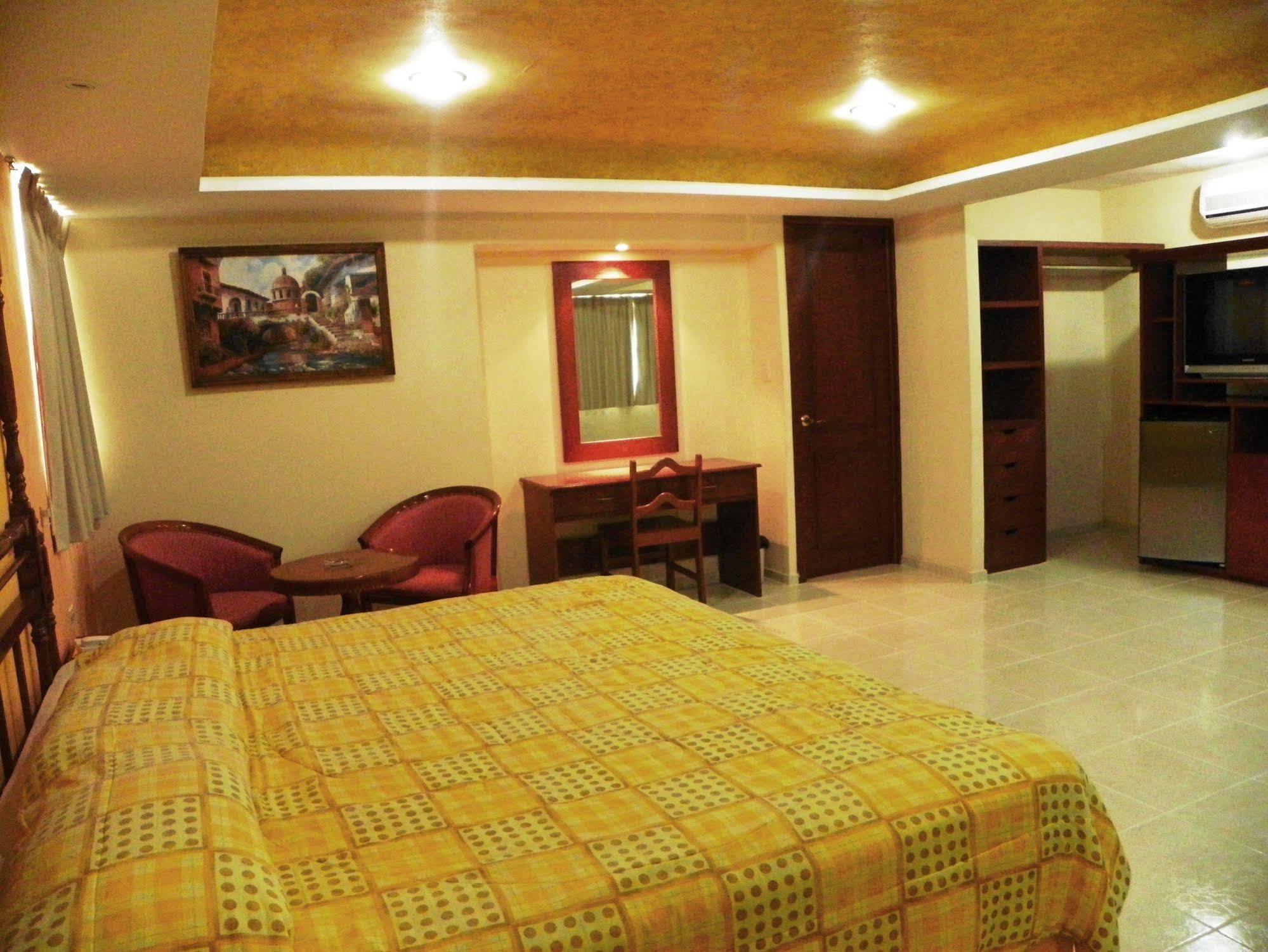 Hotel El Marques Merida Bagian luar foto