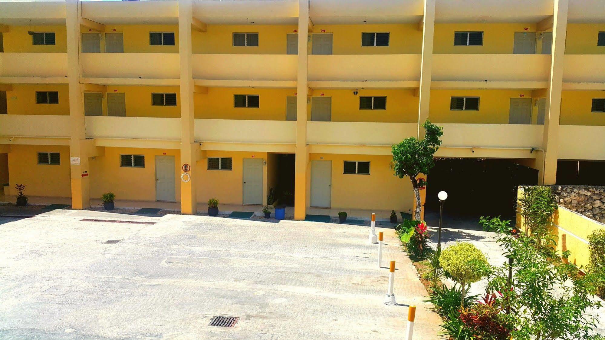 Hotel El Marques Merida Bagian luar foto